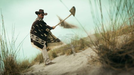 Téléchargez les photos : Cowboy creuse une tombe dans le désert. - en image libre de droit