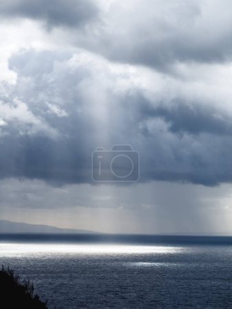 Foto de Rayos de sol golpean el océano - Imagen libre de derechos