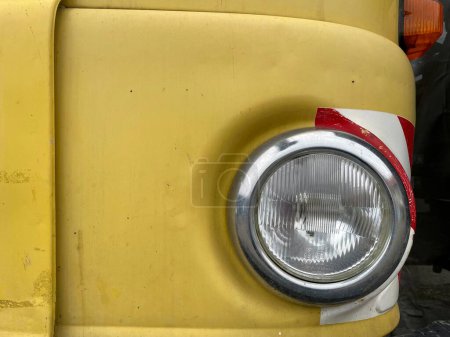 Foto de Detalle del faro redondo de un camión amarillo IFA W50 fabricado en la República Democrática Alemana. Foto de alta calidad - Imagen libre de derechos