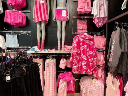 Téléchargez les photos : Dublin, Irlande - 8 juillet 2023 : Une collection de vêtements sur le thème de Barbie exposée dans le grand magasin Primark du centre-ville de Dublin. Nouveau film de Barbie. Photo de haute qualité - en image libre de droit