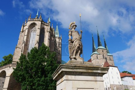 Skulptur roemischer Soldat vor Dom und Severikirche in Erfurt