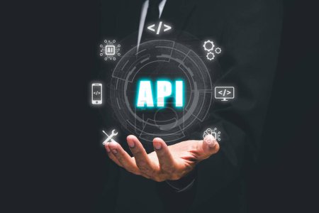 API Interface de programmation d'applications, Man main tenant l'icône de l'API écran VR sur bureau, Outil de développement logiciel, technologie moderne, Internet et concept de réseau