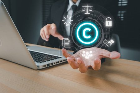 Urheberrecht oder Patentkonzept, Geschäftsmann hält VR-Bildschirm Urheberrechtssymbol mit blauem Bokeh-Hintergrund, Copyleft Markenlizenz, Schöpfungseigentum gegen Piraterieverbrechen.