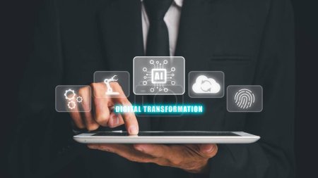Digitale Transformation und Digitalisierungstechnologie Konzept, Junge Geschäftsleute arbeiten an digitalem Tablet mit virtuellem Bildschirm digitale Transformation Symbol auf Bürotisch.
