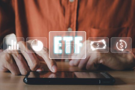 ETF Exchange gehandelt Fonds Börsenhandel Investition Finanzkonzept, Mann mit Smartphone mit Symbolen von ETF auf vr Bildschirm.