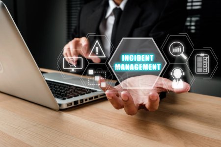 Incident Management Prozess Business Technology Konzept, Geschäftsmann Hand hält Incident Management-Symbol auf virtuellem Bildschirm.