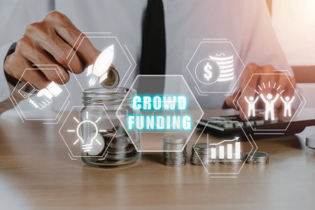 Crowdfunding-Konzept, Geschäftsmann legt Geld in Glas mit Crowdfunding-Symbol auf virtuellem Bildschirm, Zusammenarbeit, Wachstum und Rendite.