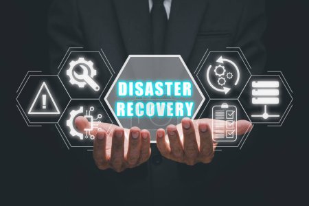 Disaster Recovery-Konzept, Person Hand hält Disaster Recovery-Symbol auf virtuellem Bildschirm Hintergrund, Datenverlust Prävention.