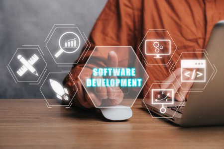 Concept de développement logiciel, personne travaillant sur ordinateur portable avec icône de développement logiciel sur écran virtuel.