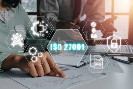 ISO 27001 Qualitätsstandards Sicherstellung Business-Technologie-Konzept, Business-Team analysiert Einkommenstabellen und Diagramme mit Iso 27001 Symbol auf virtuellem Bildschirm.