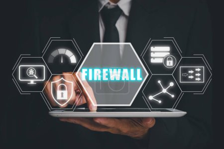 Sicherheitskonzept Firewall Computing, Person mit digitalem Tablet mit Firewall-Symbol auf virtuellem Bildschirm, Unternehmen, Technologie, Internet und Netzwerk.