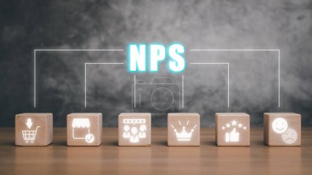 NPS, concepto de puntuación del promotor neto, bloque de madera en el escritorio con el icono de puntuación del promotor neto en la pantalla virtual.  