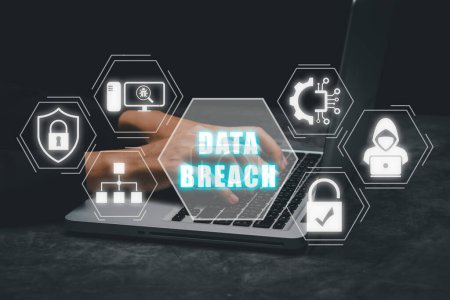 Data Breach Konzept, Person Hand Eingabe Tastatur auf Bürotisch mit Datenverletzung Symbol auf virtuellem Bildschirm, Cyber-Sicherheit Datenschutz Geschäftstechnologie Privatsphäre.