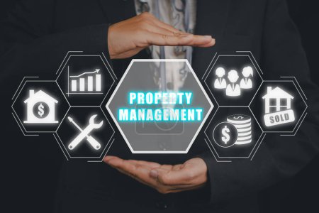 Property Management Konzept, Geschäftsmann Hand hält Property Management-Symbol auf virtuellem Bildschirm. Immobilien, Effizienzgrad und Immobilienwert.