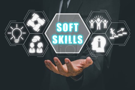 Soft Skills Training und Verbesserungskonzept, Geschäftsmann Hand hält VR-Bildschirm Soft Skills Symbol auf Bürotisch Arbeitsplatz Hintergrund.