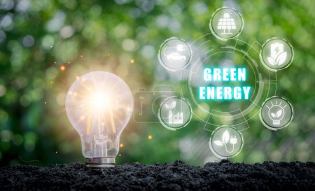 Grünes Energiekonzept, Glühbirne auf Boden mit grünem Energiesymbol auf virtuellem Bildschirm, Umwelttechnologie, Kreislaufwirtschaft.