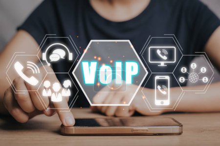 VoIP, Voice over IP Telekommunikationskonzept, Geschäftsmann Hand mit Smartphone mit VoIP-Symbol auf virtuellem Bildschirm.