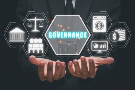Compliance Rules Law Regulation Policy Business Technology Konzept, Geschäftsmann hält Governance-Symbol auf virtuellem Bildschirm.