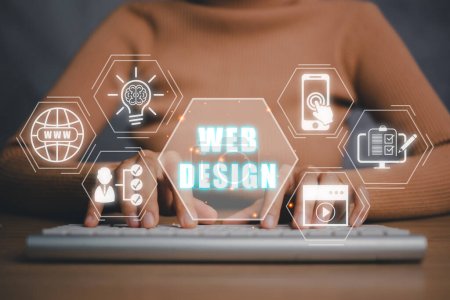 Foto de Concepto de diseño web, persona escribiendo en el teclado con el icono de diseño web en la pantalla virtual. - Imagen libre de derechos