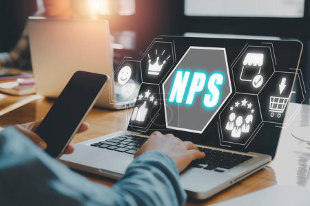 NPS, Netto Promotor Score Konzept, Person, die am Laptop und Smartphone mit Netto Promotor Score Symbol auf virtuellem Bildschirm arbeitet.