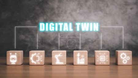 Foto de Modelado de procesos industriales y comerciales gemelos digitales, bloque de madera en el escritorio con icono gemelo digital en la pantalla virtual, innovación y optimización - Imagen libre de derechos