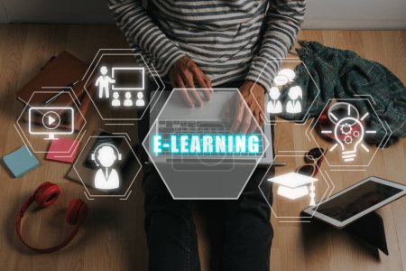 Concepto de aprendizaje electrónico, persona que trabaja a mano en el ordenador portátil con icono de aprendizaje electrónico en la pantalla virtual, educación en Internet, concepto de aprendizaje electrónico.