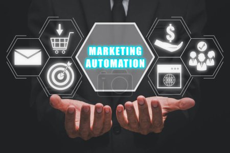 Marketing Automation Konzept, Geschäftsmann Hand hält Marketing Automation Symbol auf virtuellem Bildschirm.