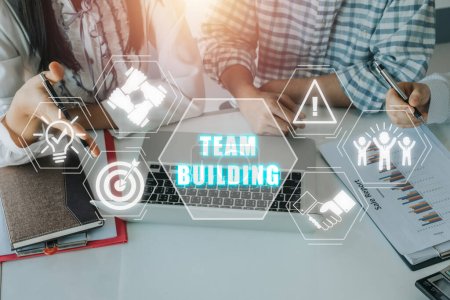 Téléchargez les photos : Concept de team building, Travailleur d'équipe d'entreprise travaillant dans le bureau avec icône team building sur écran virtuel. - en image libre de droit