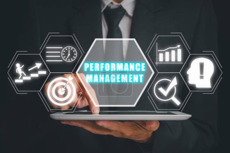 Performance-Management-Konzept, Geschäftsmann arbeitet an digitalem Tablet mit Performance-Management-Symbol auf virtuellem Bildschirm.