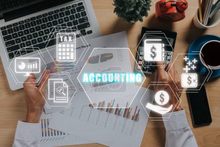 Concepto contable, Empresario que utiliza la calculadora y analiza los datos financieros en el escritorio de la oficina con icono de contabilidad en la pantalla virtual.