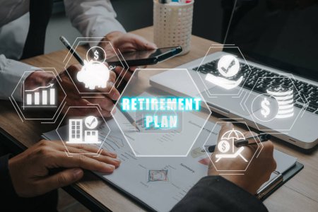 Rentenkonzept, Business-Team analysiert Einkommenstabellen und Diagramme mit Rentenplan-Symbol auf virtuellem Bildschirm.