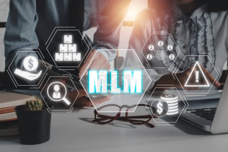 Téléchargez les photos : MLM, concept de marketing à plusieurs niveaux, rapport sommaire d'analyse de l'équipe d'affaires des dépenses d'exploitation de l'entreprise avec icône de marketing à plusieurs niveaux sur écran virtuel. - en image libre de droit