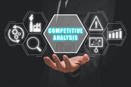 Konzept der Wettbewerbsanalyse, Geschäftsmann hält Ikone der Wettbewerbsanalyse auf virtuellem Bildschirm.