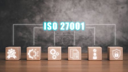 Iso 27001 Konzept, Holzblock auf Schreibtisch mit Iso 27001 Symbol auf virtuellem Bildschirm.