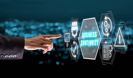Business Continuity Konzept, Geschäftsfrau Hand berühren Business Continuity Symbol auf virtuellem Bildschirm mit blauem Bokeh-Hintergrund.