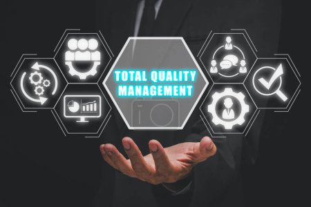 Foto de Concepto de gestión de calidad total, hombre de negocios de la mano con el icono de gestión de calidad total en la pantalla virtual. - Imagen libre de derechos