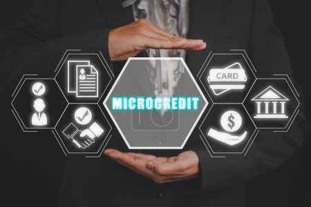 Foto de Concepto de microcrédito, Mujer de negocios sosteniendo el icono de microcrédito en la pantalla virtual. - Imagen libre de derechos