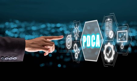 Foto de PDCA, Plan Do Check Act concepto, persona de negocios mano tocar icono de pdca en la pantalla virtual,. - Imagen libre de derechos