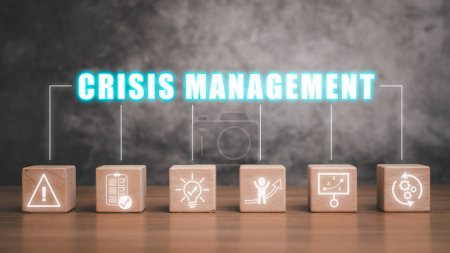 Concepto de gestión de crisis, Bloque de madera en el escritorio con icono de gestión de crisis en la pantalla virtual.