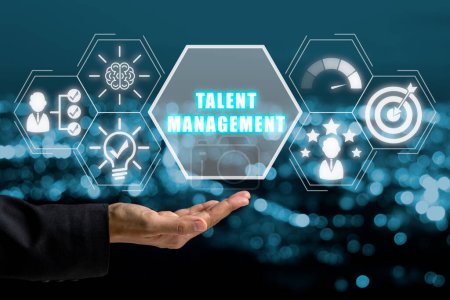 Talentmanagement-Konzept, Geschäftsfrau hält Talent Management-Ikone auf virtuellem Bildschirm mit blauem Bokeh-Hintergrund.