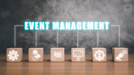 Concepto de gestión de eventos, Bloque de madera en el escritorio con icono de gestión de eventos en la pantalla virtual.