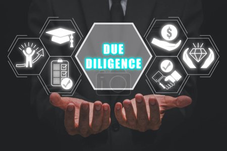Due-Diligence-Konzept, Geschäftsmann Hände halten Due-Diligence-Symbol auf dem Bildschirm.