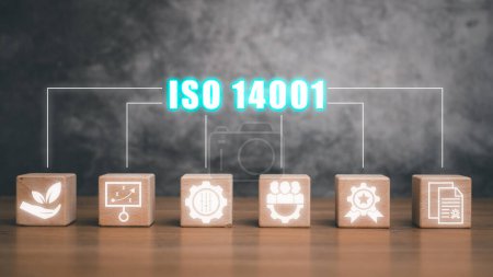 Iso 14001 Konzept, Holzblock auf Schreibtisch mit Iso 14001 Symbol auf virtuellem Bildschirm.