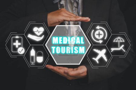 Konzept des Medizintourismus, Geschäftsfrau hält Ikone des Medizintourismus auf virtuellem Bildschirm.