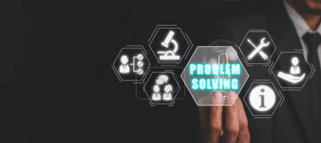 Problemlösungskonzept, Geschäftsmann Hand hält Glühbirne mit Problemlösungssymbol auf virtuellem Bildschirm.