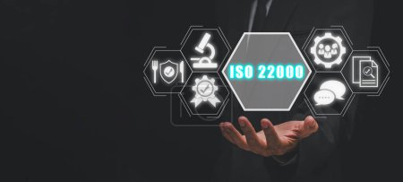 ISO 22000-Konzept, Geschäftsmann hält Iso 22000-Symbol auf virtuellem Bildschirm.