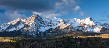 Ein frühherbstlicher Schneesturm hinterlässt Schnee auf dem Mount Sneffels Mountain Range, der sich im Uncompahgre National Forest im Südwesten Colorados befindet. 