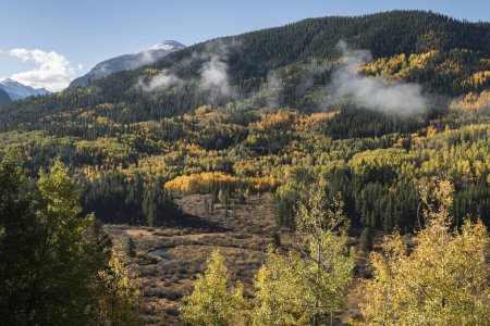 Foto de Nieve cubierta 12,467 Pie Monte Nast, se eleva por encima del valle del río Frying Pan con colorido otoño cambio estacional de hojas. - Imagen libre de derechos