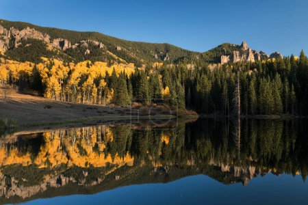 Téléchargez les photos : Fin d'après-midi coloré réflexion d'automne sur le lac Rowdy, situé dans la vallée de Cimarron dans le sud-ouest du Colorado. - en image libre de droit