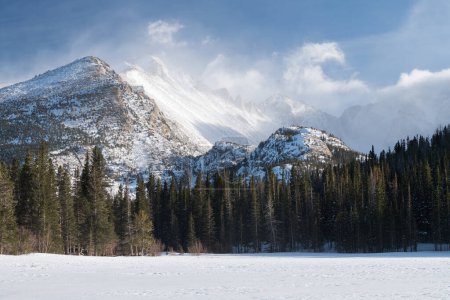 Téléchargez les photos : Stormy Rocky Mountain National Park in the Bear Lake Corridor. Tempête hivernale dramatique sur 14 259 pieds Longs Peak vu de la neige gelée Bear Lake. - en image libre de droit